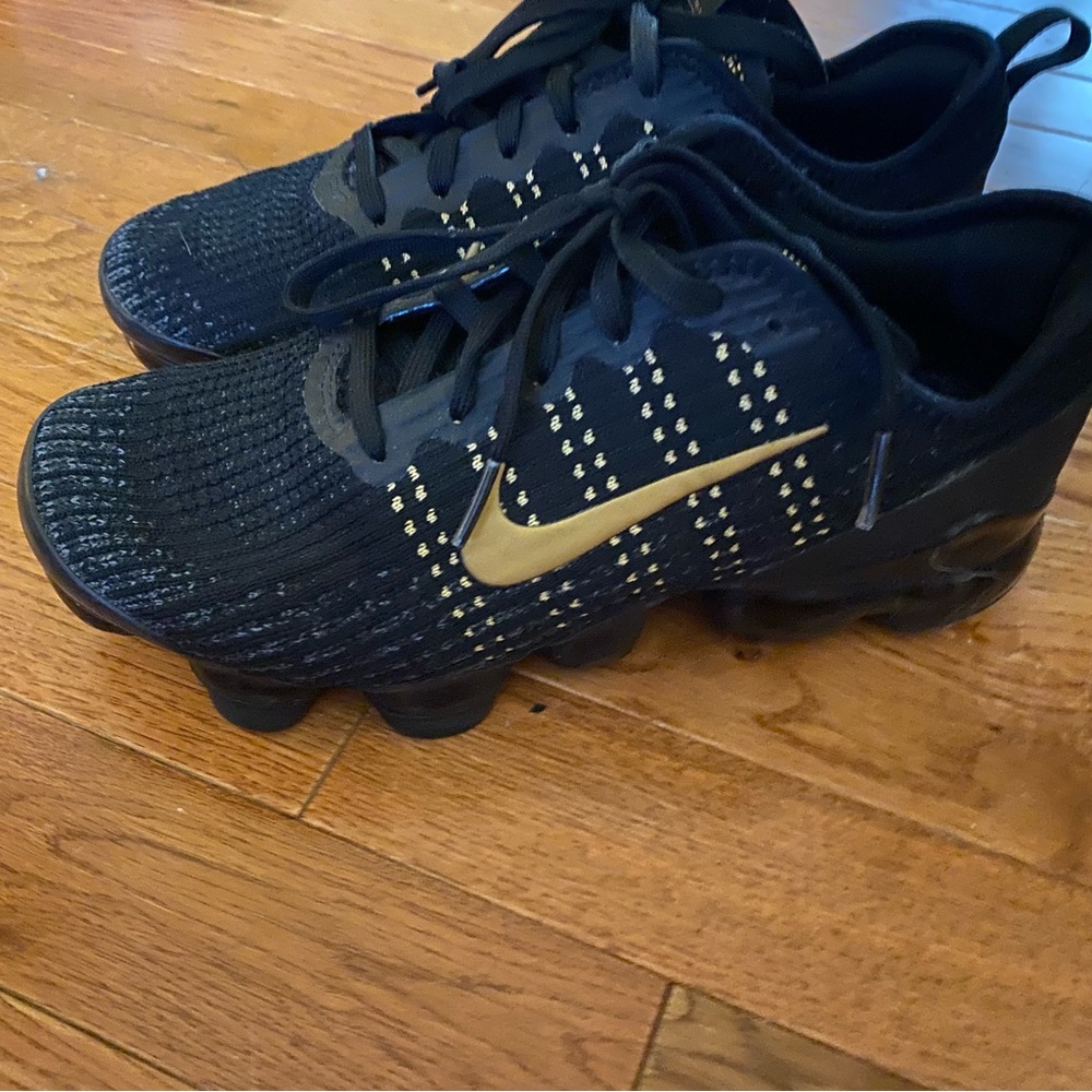 NIKE VAPORMAX SIZE 6 youth